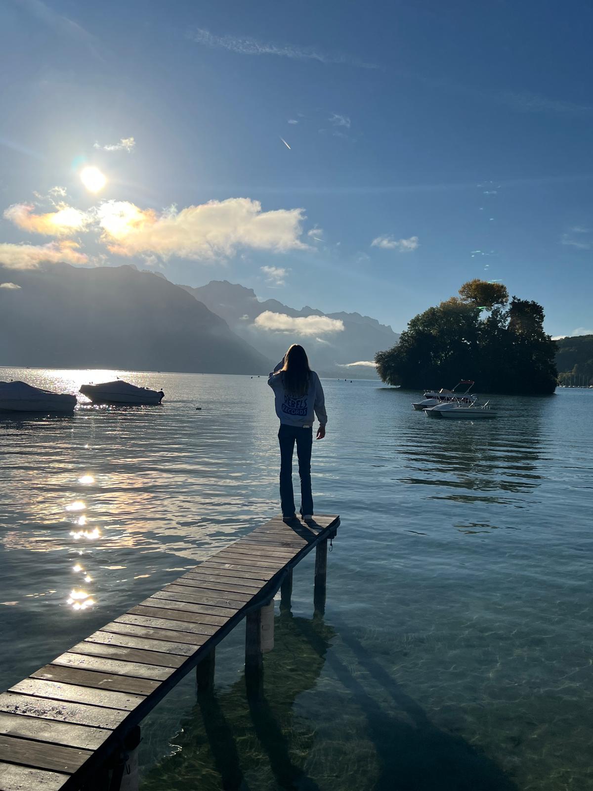 Anne-Lotte aan het water